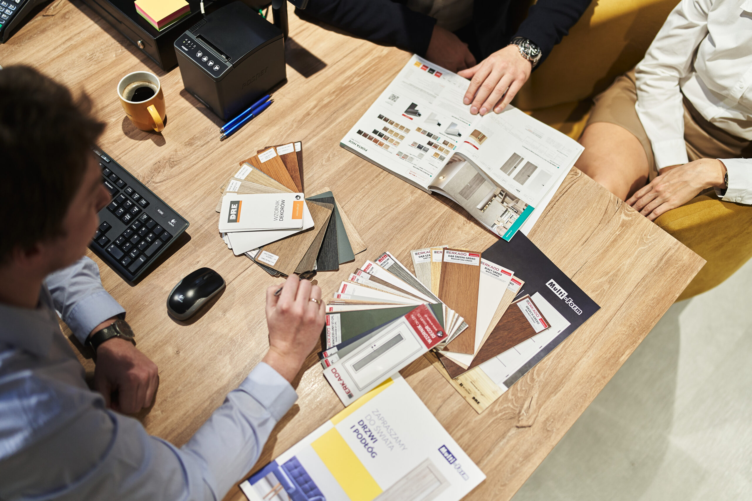 kobieta i mężczyzna w salonie mulitform przeglądający ofertę