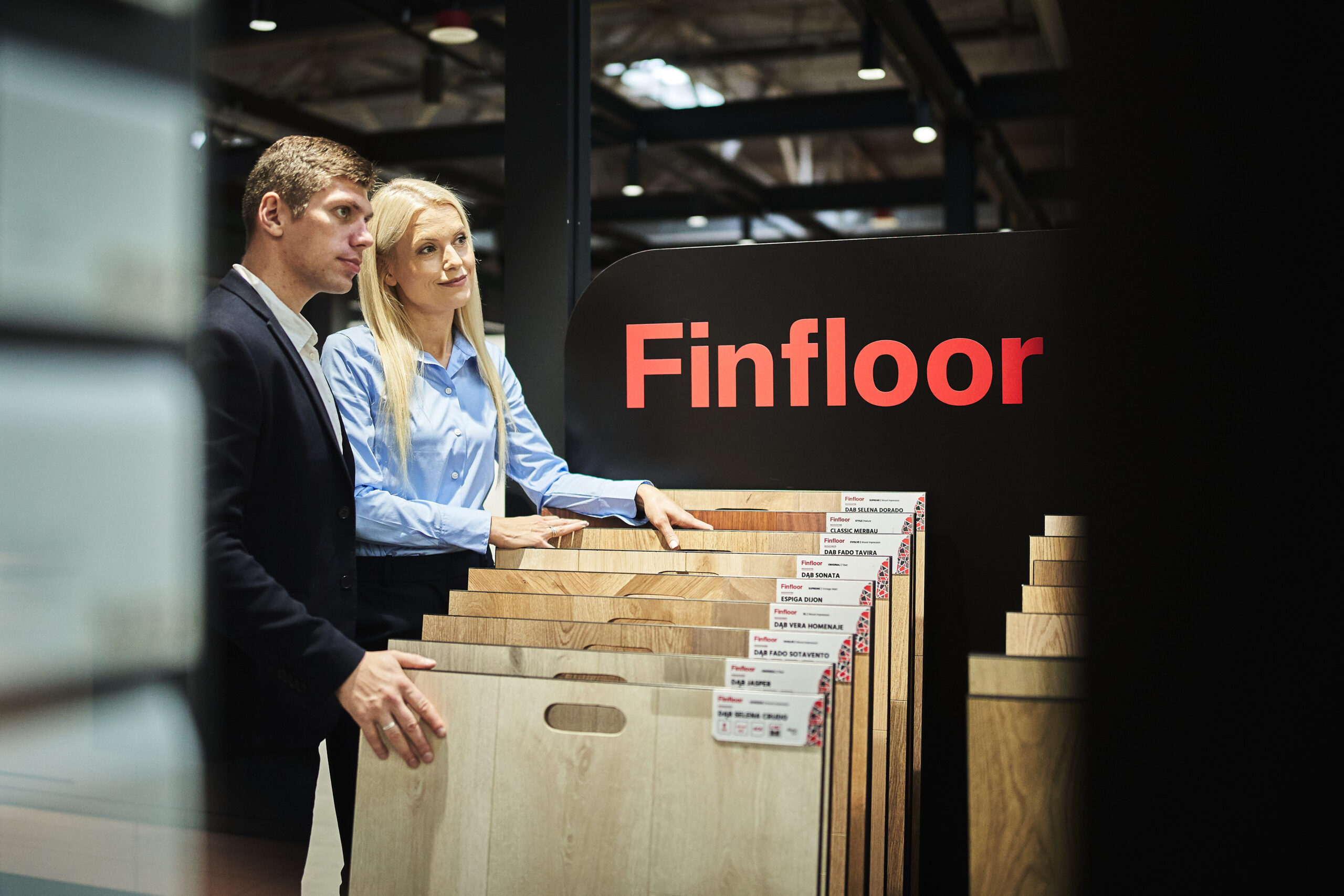 kobieta i mężczyzna w salonie mulitform przeglądający ofertę